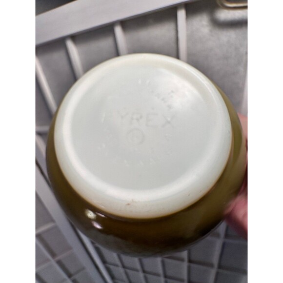 Vintage Pyrex Mixing Bowls 2 - Picture 9 of 12